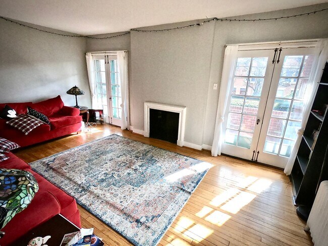 Building Photo - 8/1 Fantastic Location. Fenced Yard. 4 bed 2 bath. Porch. Hardwood. Close to CMU