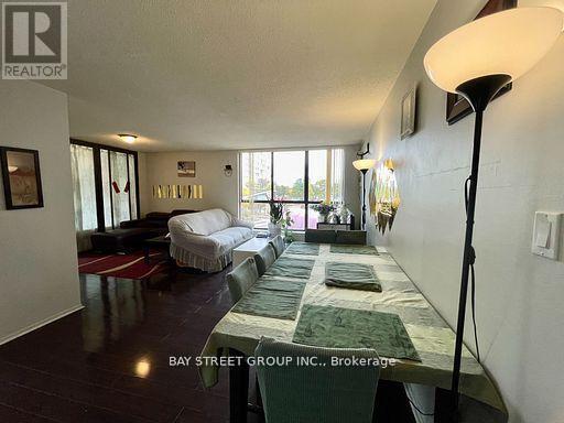 Photo du bâtiment - 55 Bamburgh Cir