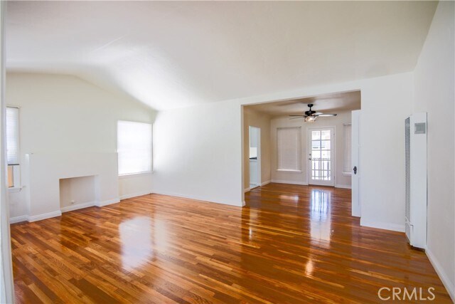 Foto del edificio - 1040 W Almond Ave