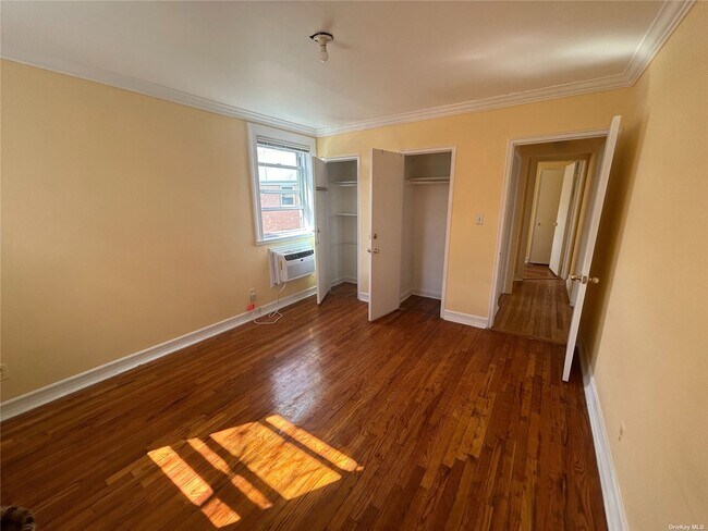 Foto del edificio - 75-22 255th St