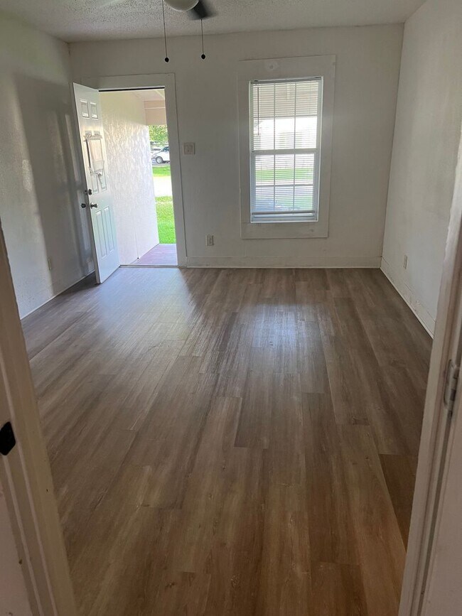 Foto del edificio - Charming 2BR Duplex in La Porte