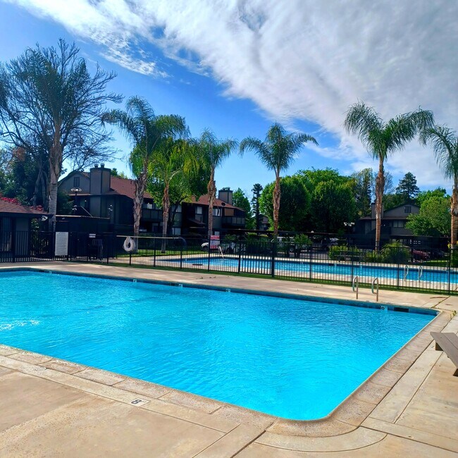 Piscinas resplandecientes - 1190 S Winery Ave