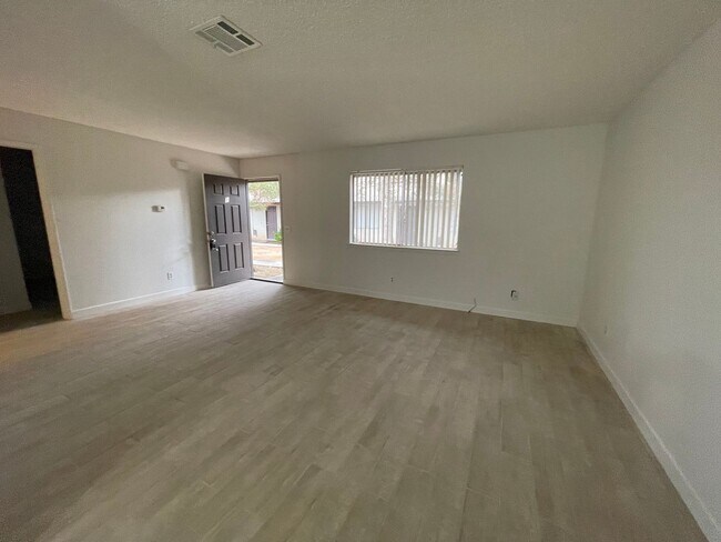 Foto del edificio - APPLE VALLEY- REFURBISHED 2 BEDROOM , 2 BATHROOM APARTMENT