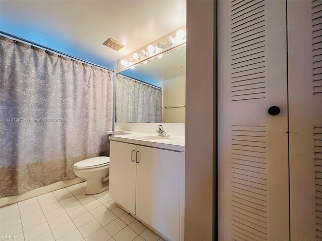 Foto del edificio - 1 br, 1 bath Condo - 2061 Renaissance Blvd...