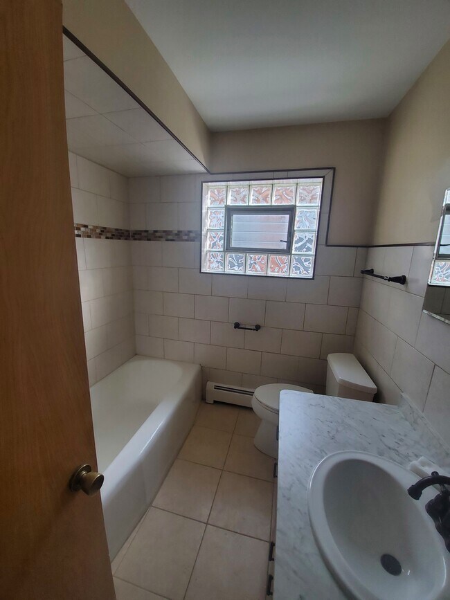 modern bathroom - 3535 N Orange Ave