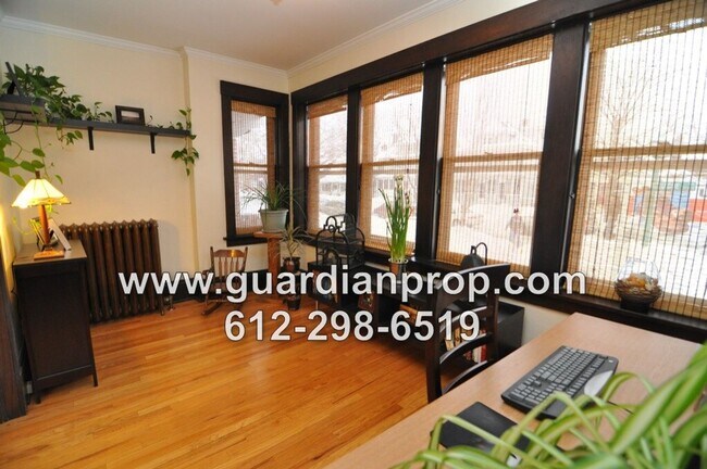 Foto del edificio - Merriam Park Condo Available September 1st, Main Floor Corner Unit, Hardwood Floors, Sunroom, Par...