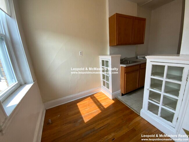 Building Photo - 239 Kelton St