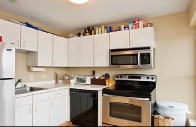 Building Photo - 1212 N La Salle Dr