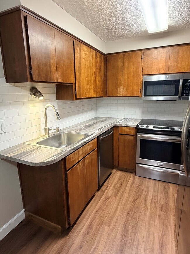 Foto del edificio - Beautiful Home in Fabulous Loacation! SS Appliances, NEW Carpet, Patio, W/D, Includes W/S/G!