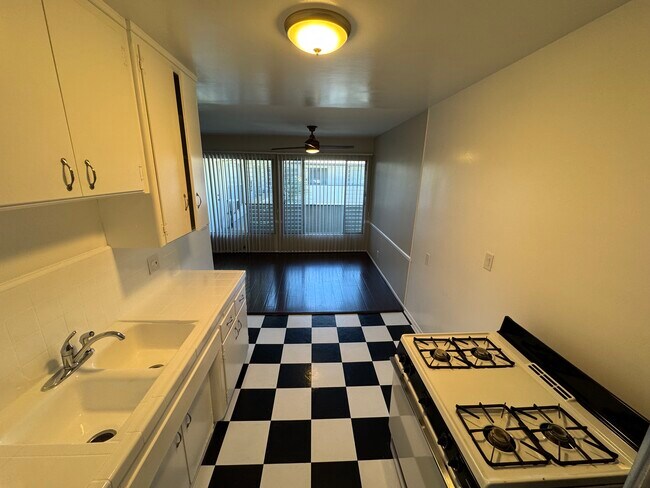 Foto del edificio - 5420 Russell Ave