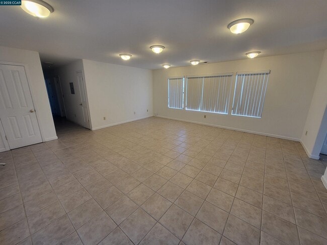 Building Photo - 526 Harbour Way