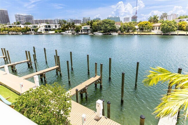 Foto del edificio - 9221 E Bay Harbor Dr
