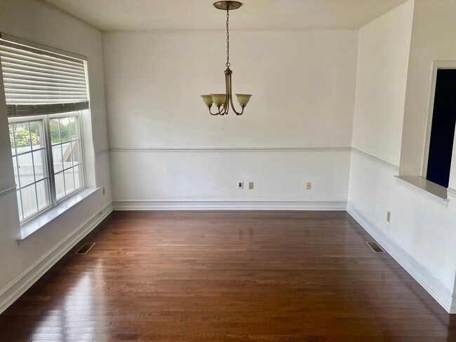Building Photo - 3 Bedrooms - 2 Full & 1 Half Bath Townhous...
