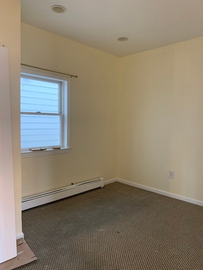Building Photo - 4 Bedroom 2 Bath Duplex! Journal Square!