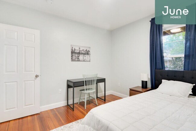 Building Photo - ROOM ONLY in 4-bed/2.0-bath Home