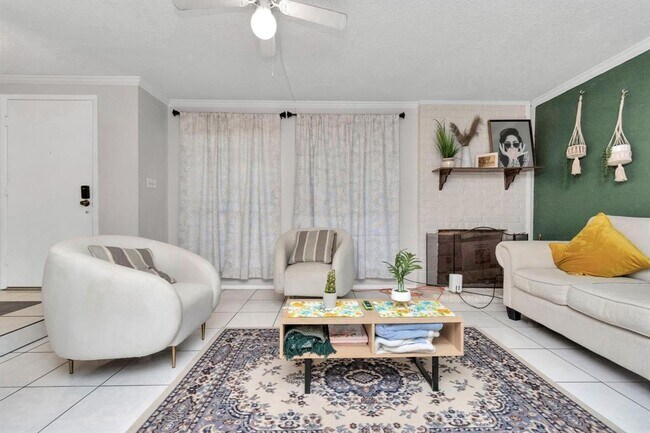 Foto del edificio - 5837 W Sunforest Dr