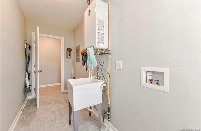 Building Photo - 4201 Seaforth Dr