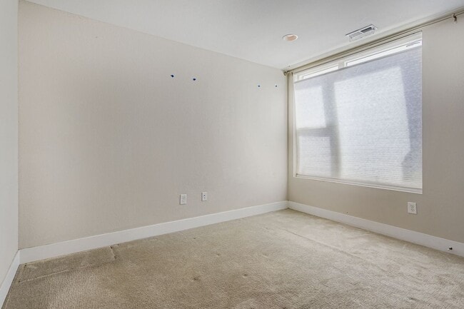 Building Photo - Luxury 3 bed, 3.5 bath Townhome Blocks fro...