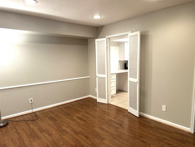 Building Photo - 359 N Post Oak Ln