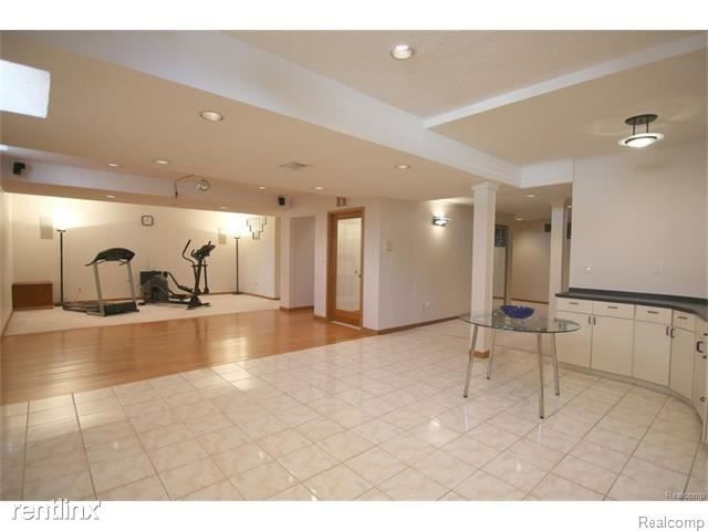 Building Photo - 5592 Silver Pond