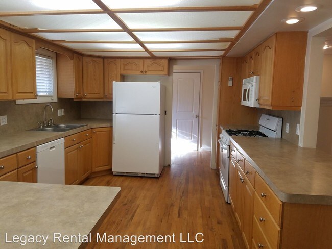 Building Photo - 441 Maple Dr