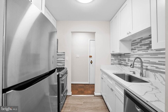 Building Photo - 3915 Lyndhurst Dr