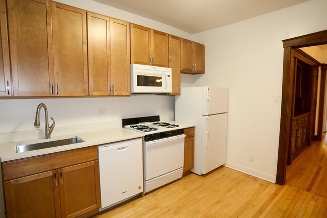 Building Photo - 4140 N Clarendon Ave