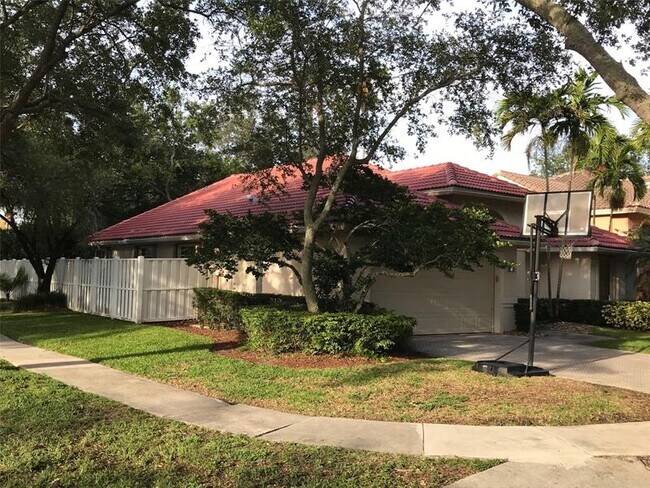 Building Photo - 11017 Helena Dr