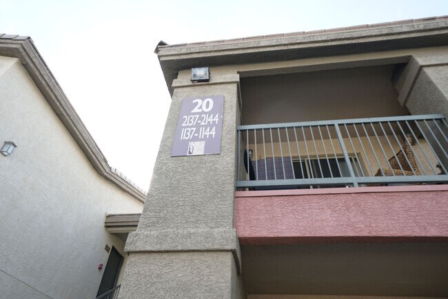 Foto del edificio - SHOWINGS AVAILABLE NOW