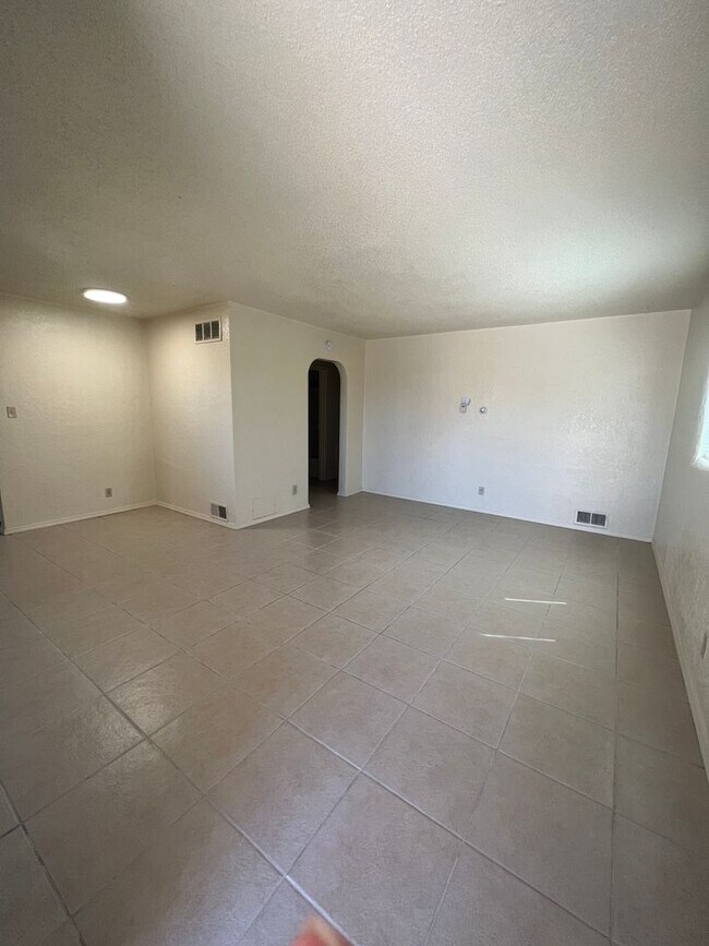 Foto del edificio - Nice 3 bedroom 1 3/4 Bath 2 Car Garage with large front and back yard!