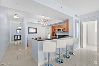 Building Photo - 3000 Oasis Grand Blvd