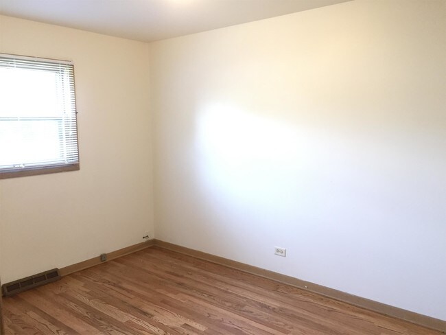 Building Photo - 1620 Maple Ln
