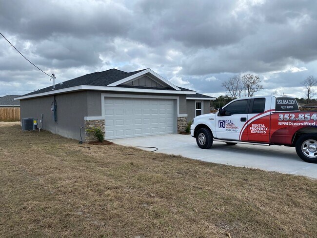 Building Photo - 3/2/2 Silver Spring Shores **AVAILABLE SOON***
