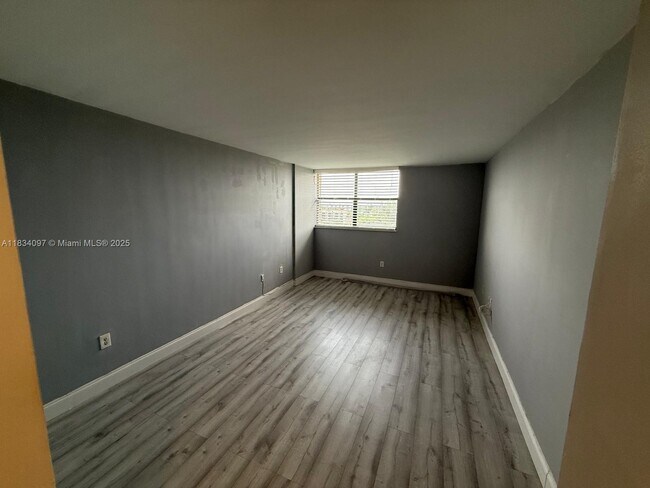 Foto del edificio - 900 NE 195th St