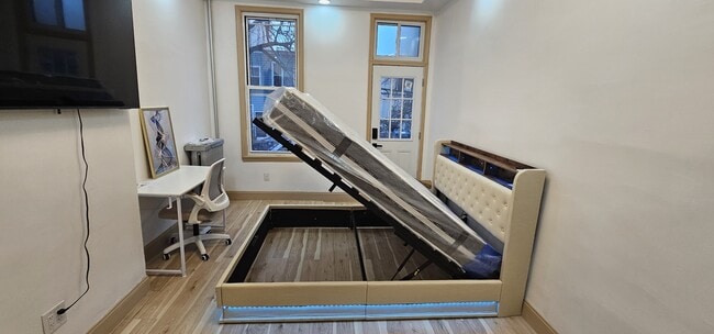 Building Photo - 70 Weirfield St