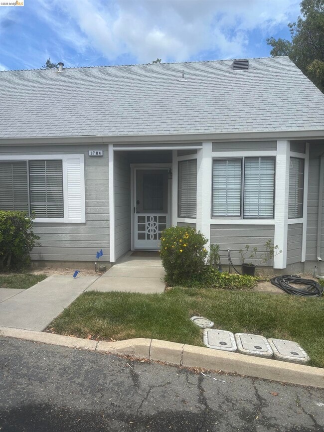 Building Photo - 1704 Somerset Pl