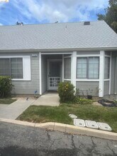 Building Photo - 1704 Somerset Pl