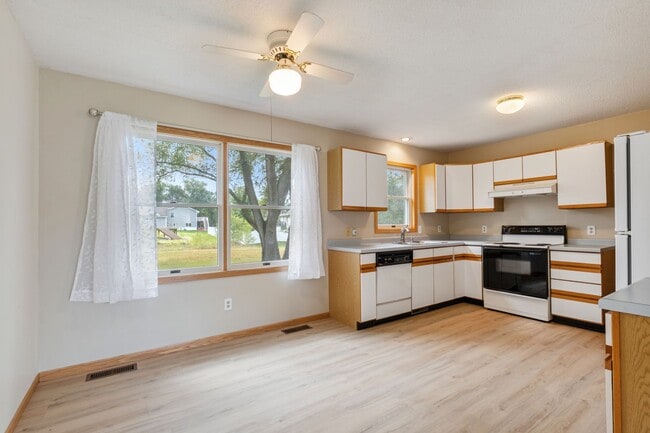 Building Photo - Great Single Family Home in North Hudson