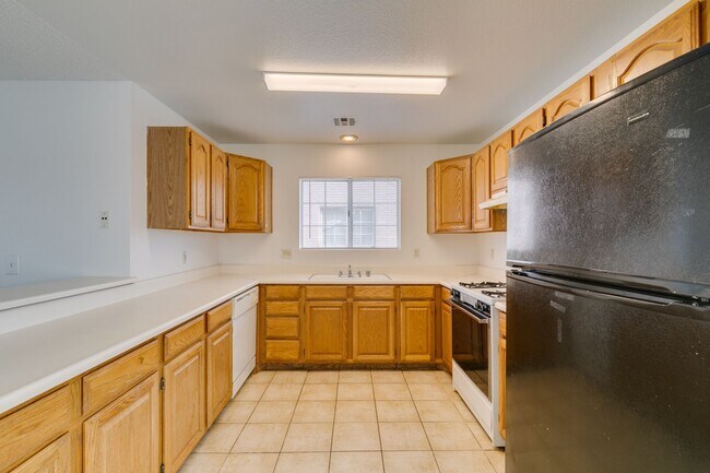 Foto del edificio - Charming Second-Floor Condo with Two Bedrooms and Fireplace