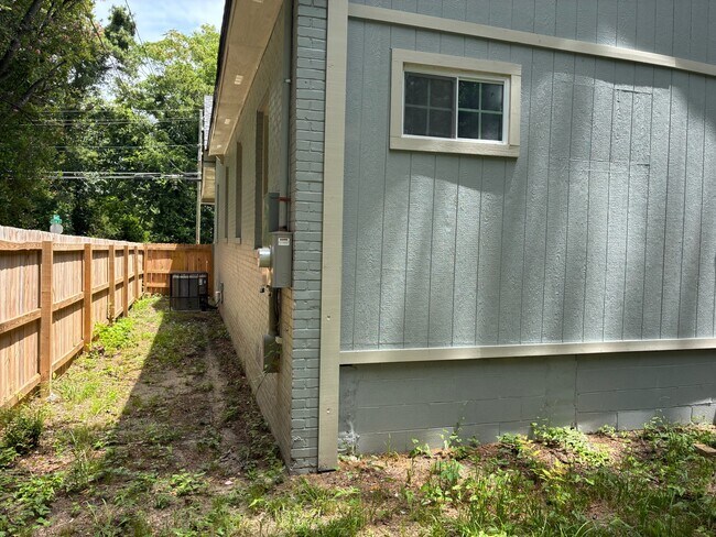 Building Photo - 542 Elm St