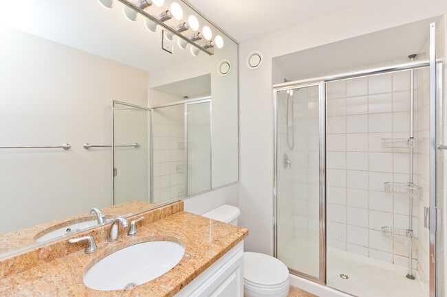 Building Photo - 345 N La Salle Dr