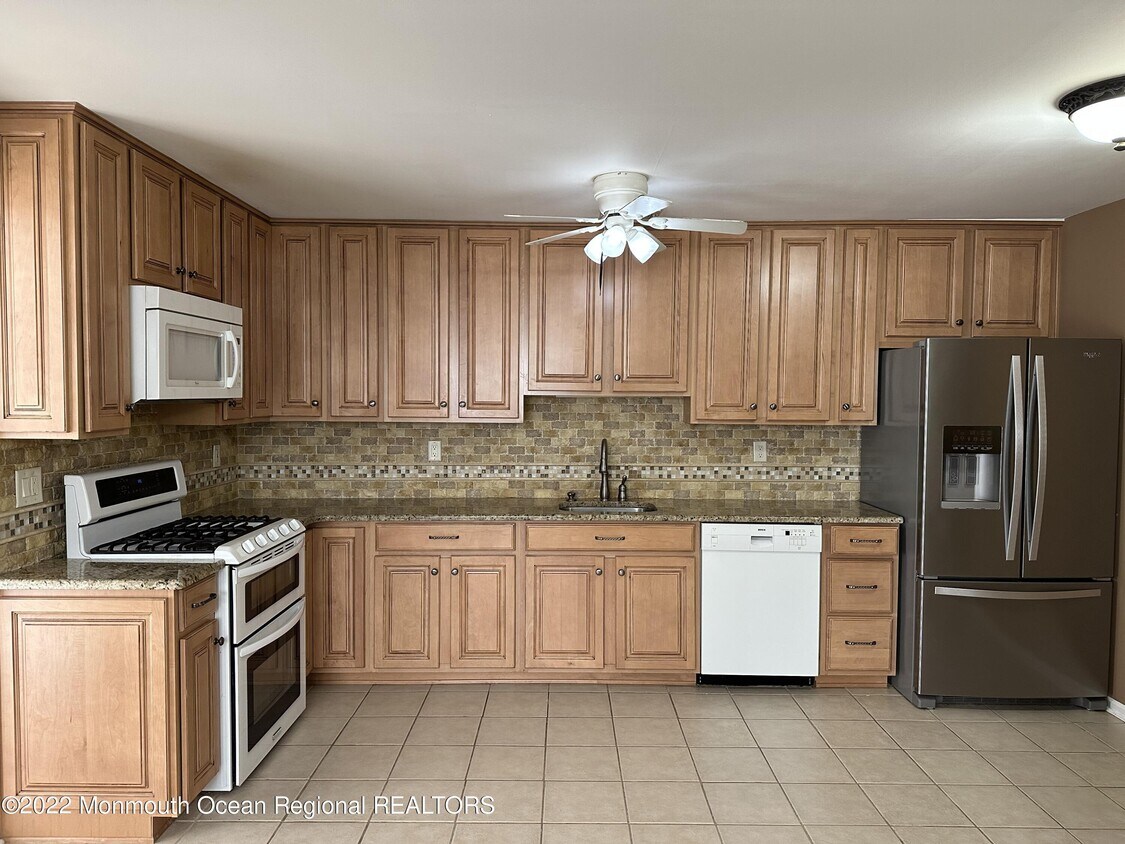 885 Crimson Ct, Marlboro, NJ 07751 Condo for Rent in Marlboro, NJ