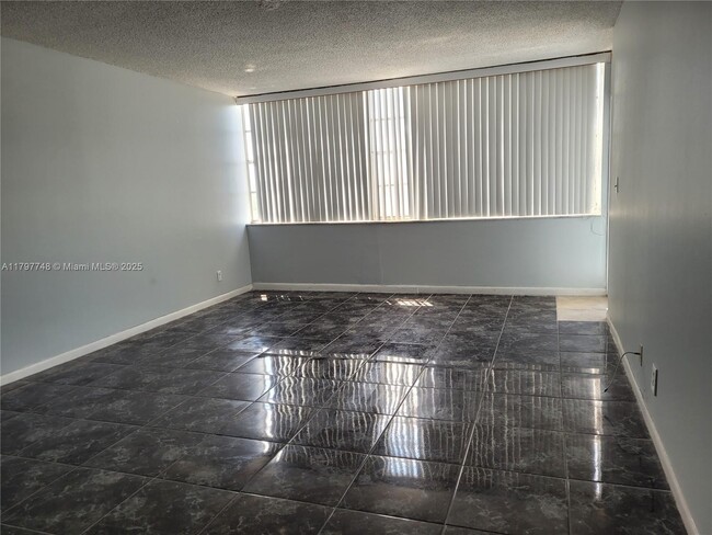 Foto del edificio - 2025 NE 164th St