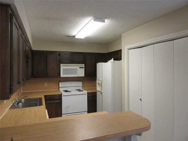 Building Photo - 2408 Oak Manor