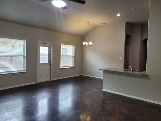 Building Photo - Luxury 3/2 Duplex in Seguin, Texas