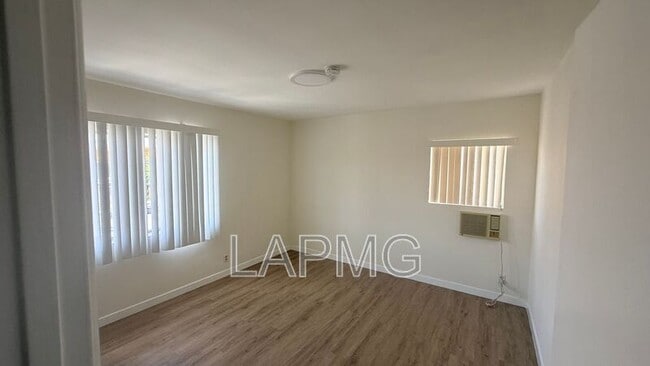 Building Photo - 4433 Hazeltine Ave