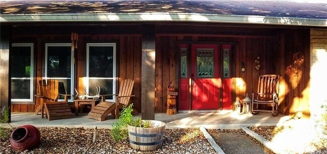 Building Photo - 8100 N Madrone Trail