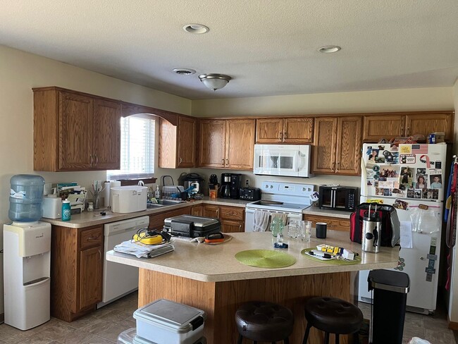 Building Photo - AVAILABLE SOON! - Great Rancher in Manhatt...