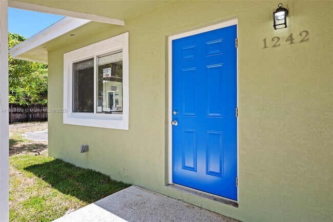 Building Photo - 1242 NW 2nd Ave