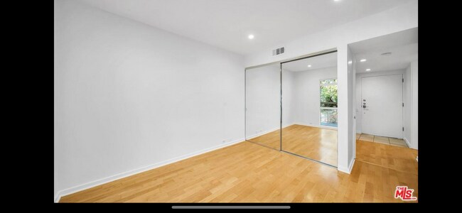 Foto del edificio - 330 S Barrington Ave